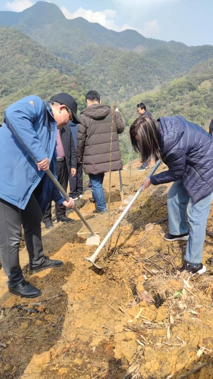 碳惠山?！ば雍糜心恪疤蓟蒎\旗”醫(yī)患共植“滬明杏林”活動